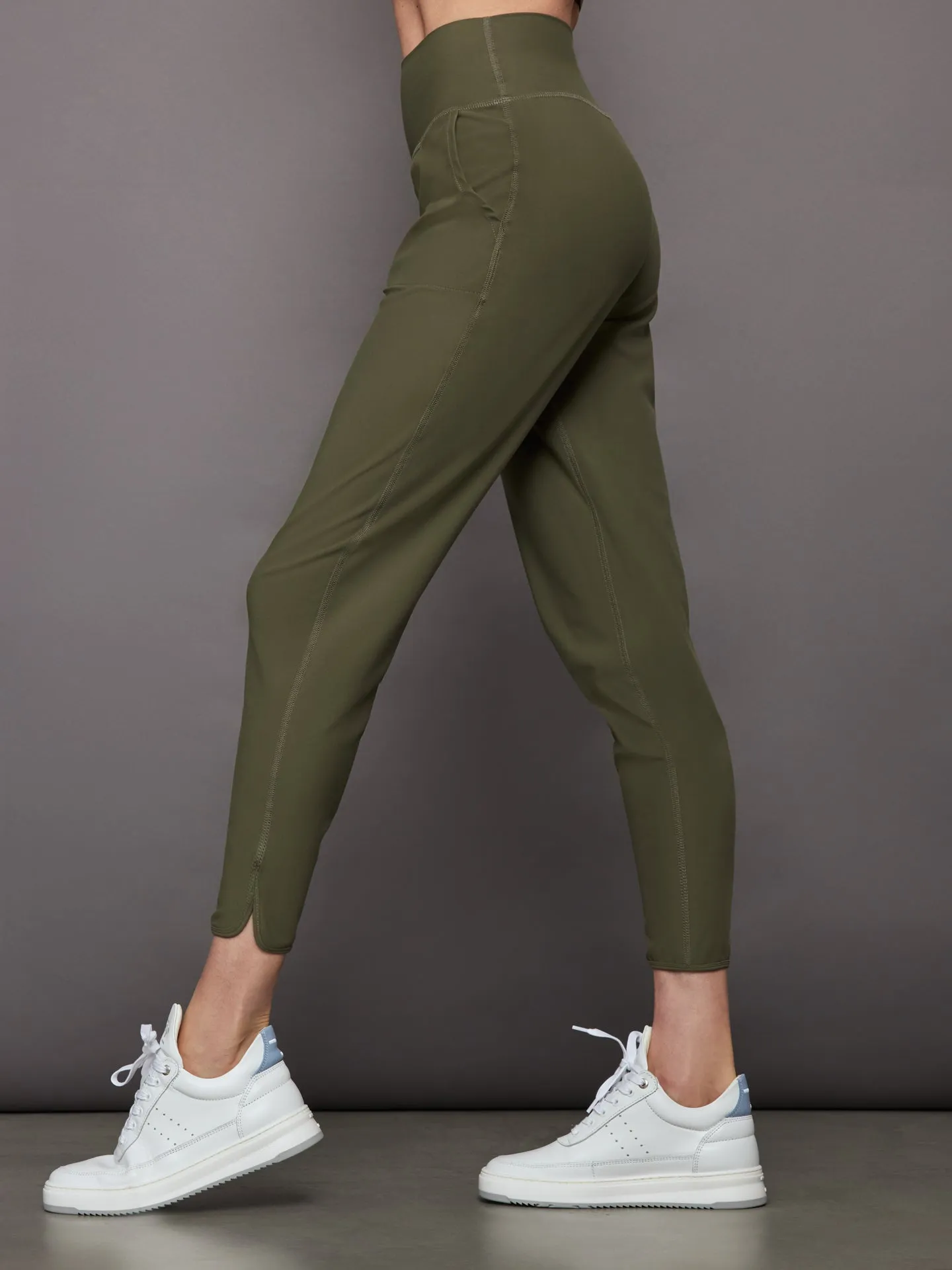 Jogger in Melt - Olive