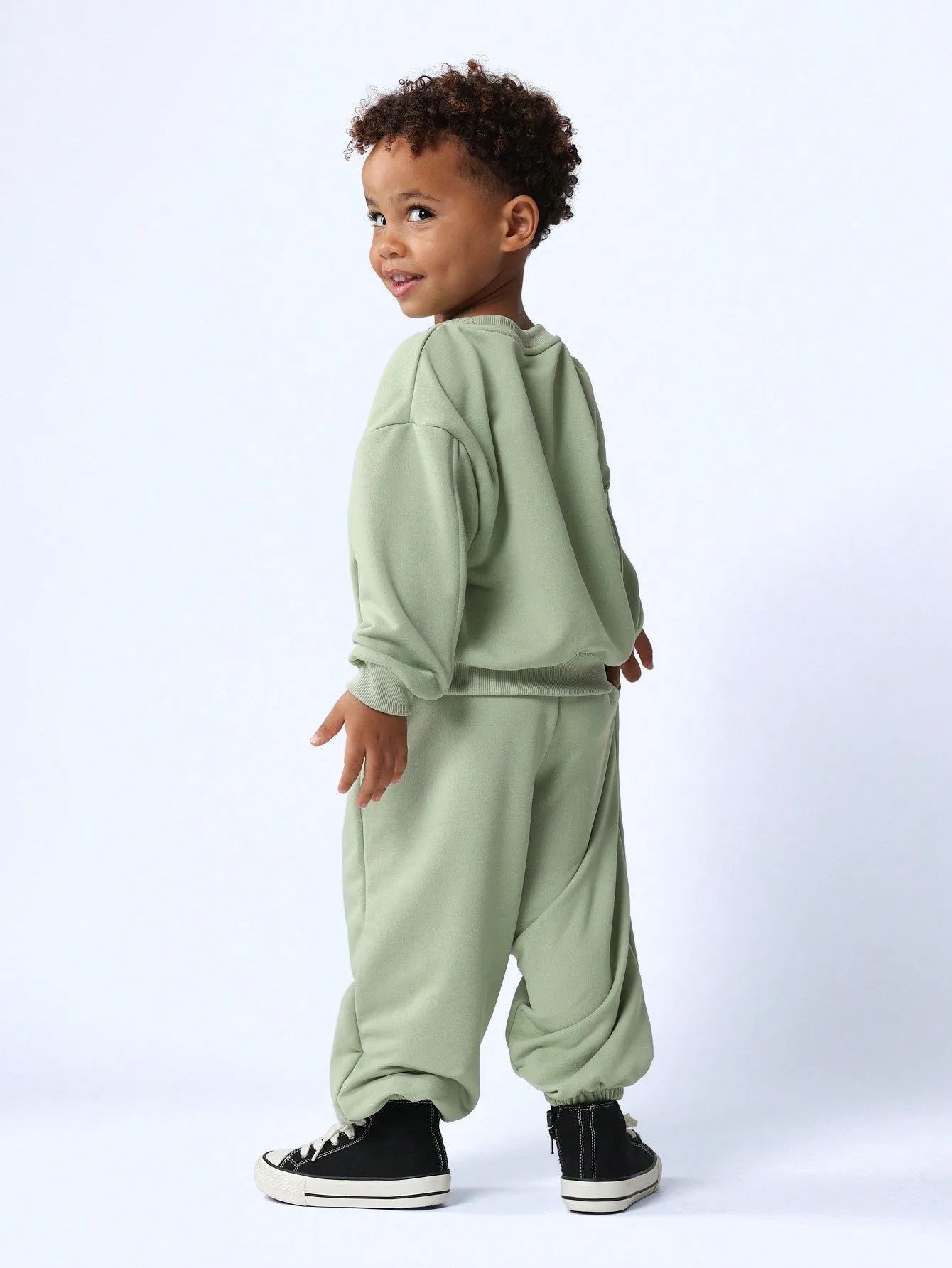 Young Boys Comfy Crewneck Sweatshirt And Jogger With Small Graphic Print 2 Piece Set